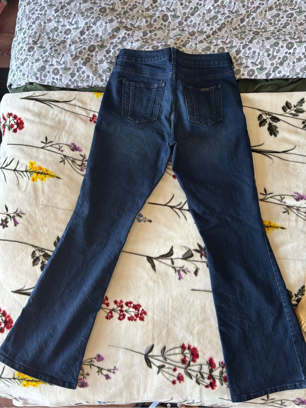 Jennifer Lopez Dark Blue Flare Jeans - Picture 2 of 6